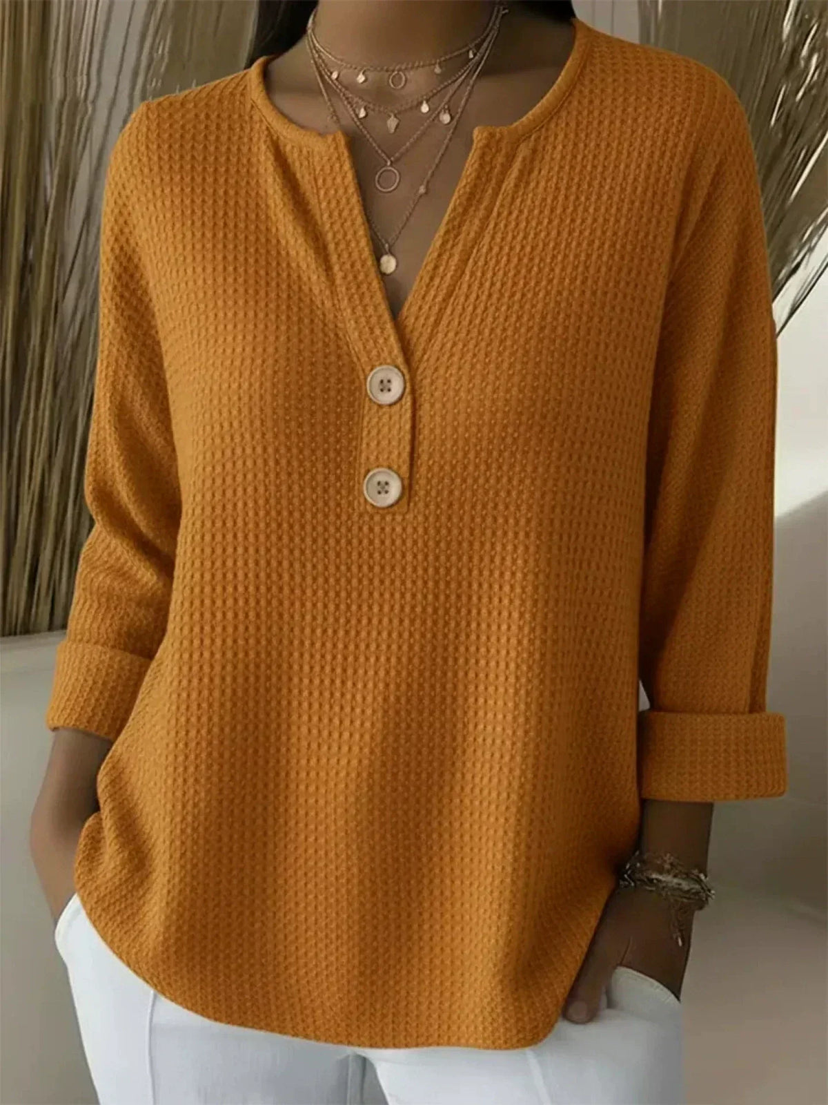 Lucía · Jersey Henley gofrado con botones · Imagen 4