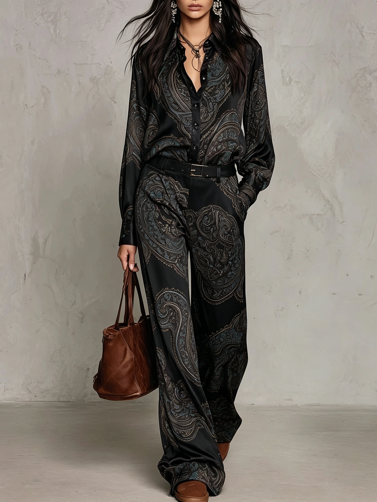 Conjunto satinado paisley en burdeos · Imagen 2