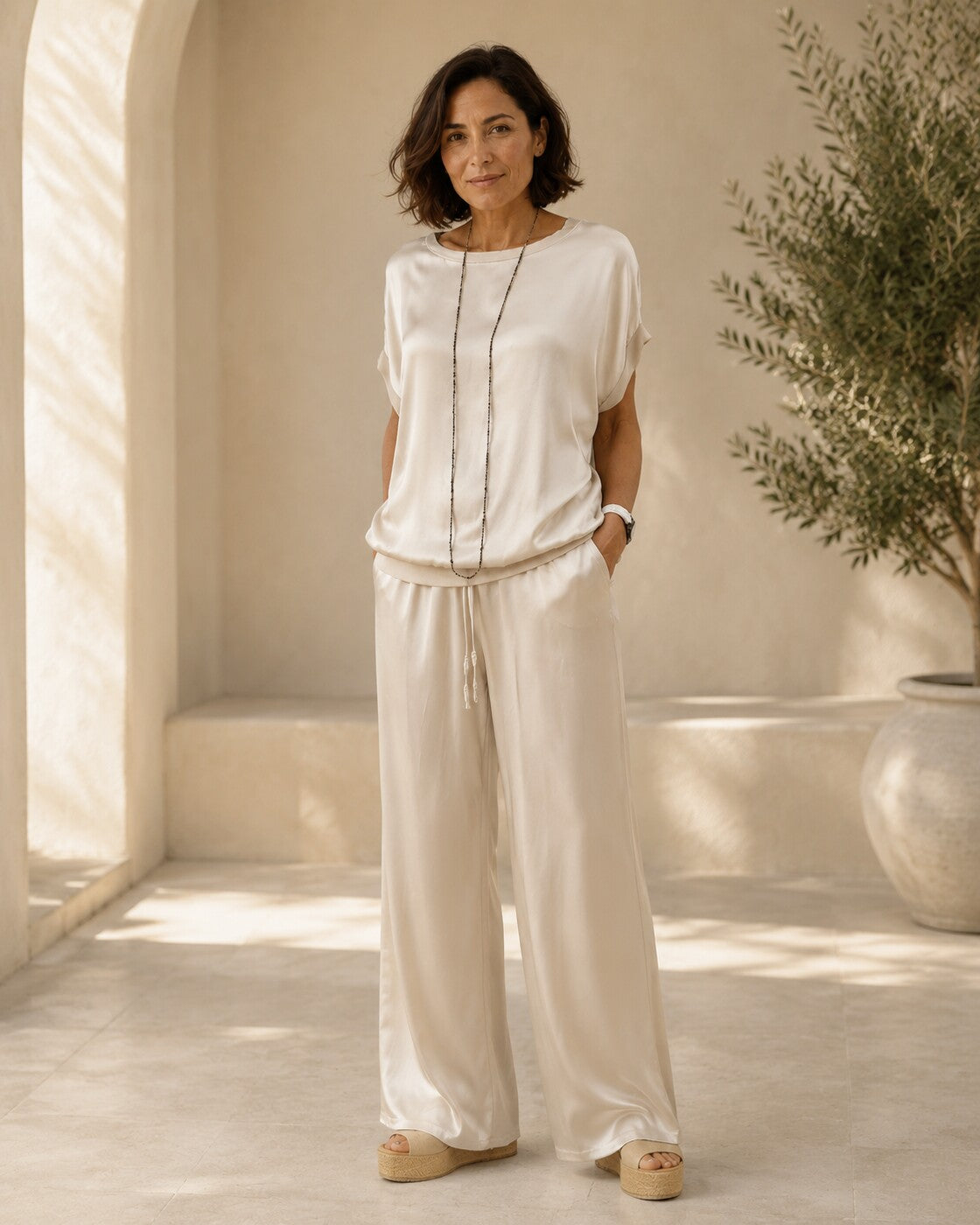 Rita · Conjunto de blusa y pantalón satinado · Imagen 1