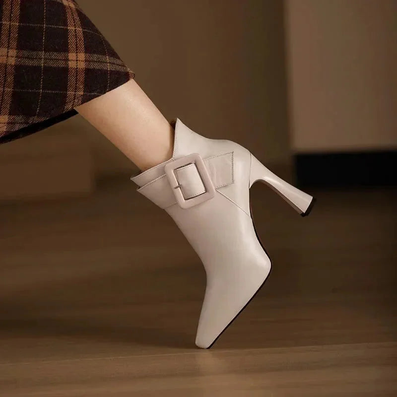 Sofia · Botines de punta con tacón y hebilla · Imagen 1