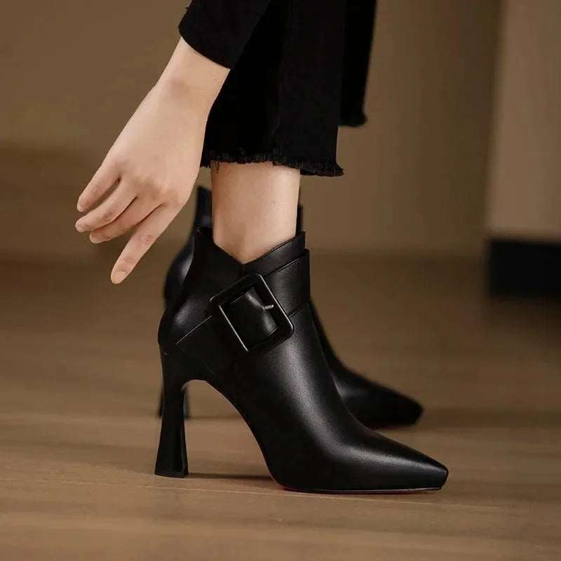 Sofia · Botines de punta con tacón y hebilla · Imagen 2