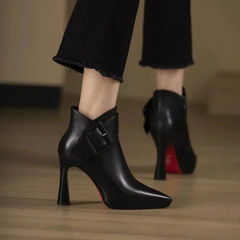 Sofia · Botines de punta con tacón y hebilla · Imagen 5